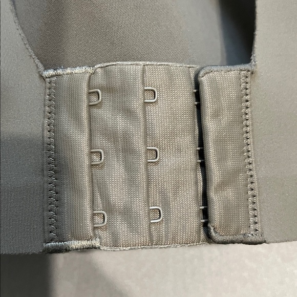 Victoria’s Secret VSX Featherweight Max™ Sports Bra green 36DDD high support - Picture 6 of 11